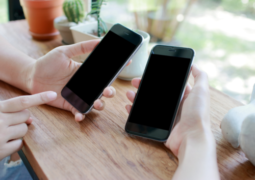 Zwei Handys stehen sich im Vergleich gegenüber: Ein refurbished Handy und ein gebrauchtes Handy