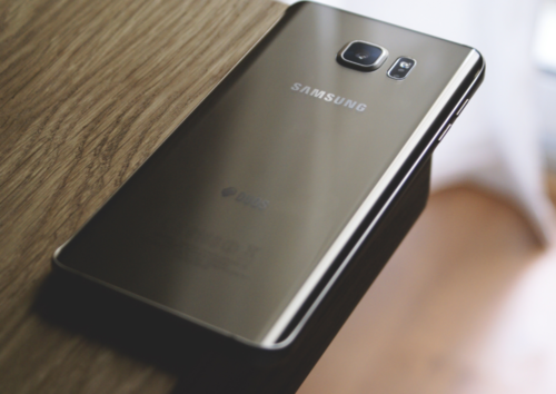 Ein Samsung Handy liegt auf dem Tisch