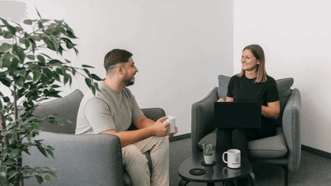 Mitarbeiter der greendevice business GmbH unterhalten sich in einem Meeting