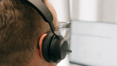 Inside Sales Manager mit Headset bei der Arbeit in der greendevice business GmbH